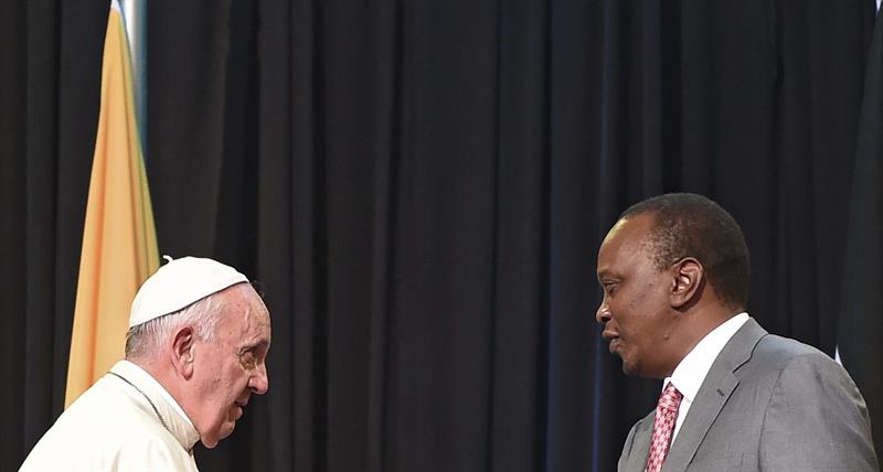 El papa Francisco (i) saluda al presidente keniano, Uhuru Keniata (d) durante su intervención en la casa de la Independencia de Nairobi