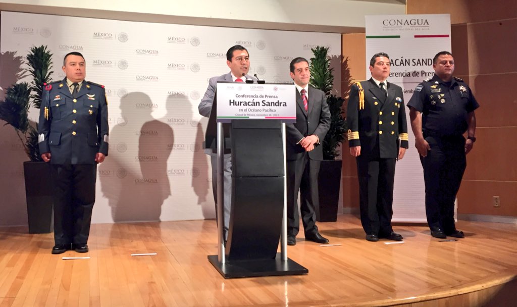 Autoridades federales informan sobre la evolución y posible impacto de 'Sandra'.