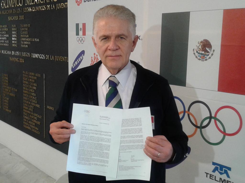 Carlos Padilla, presidente del Comité Olímpico Mexicano, con la carta que envió el COI a la SEP 