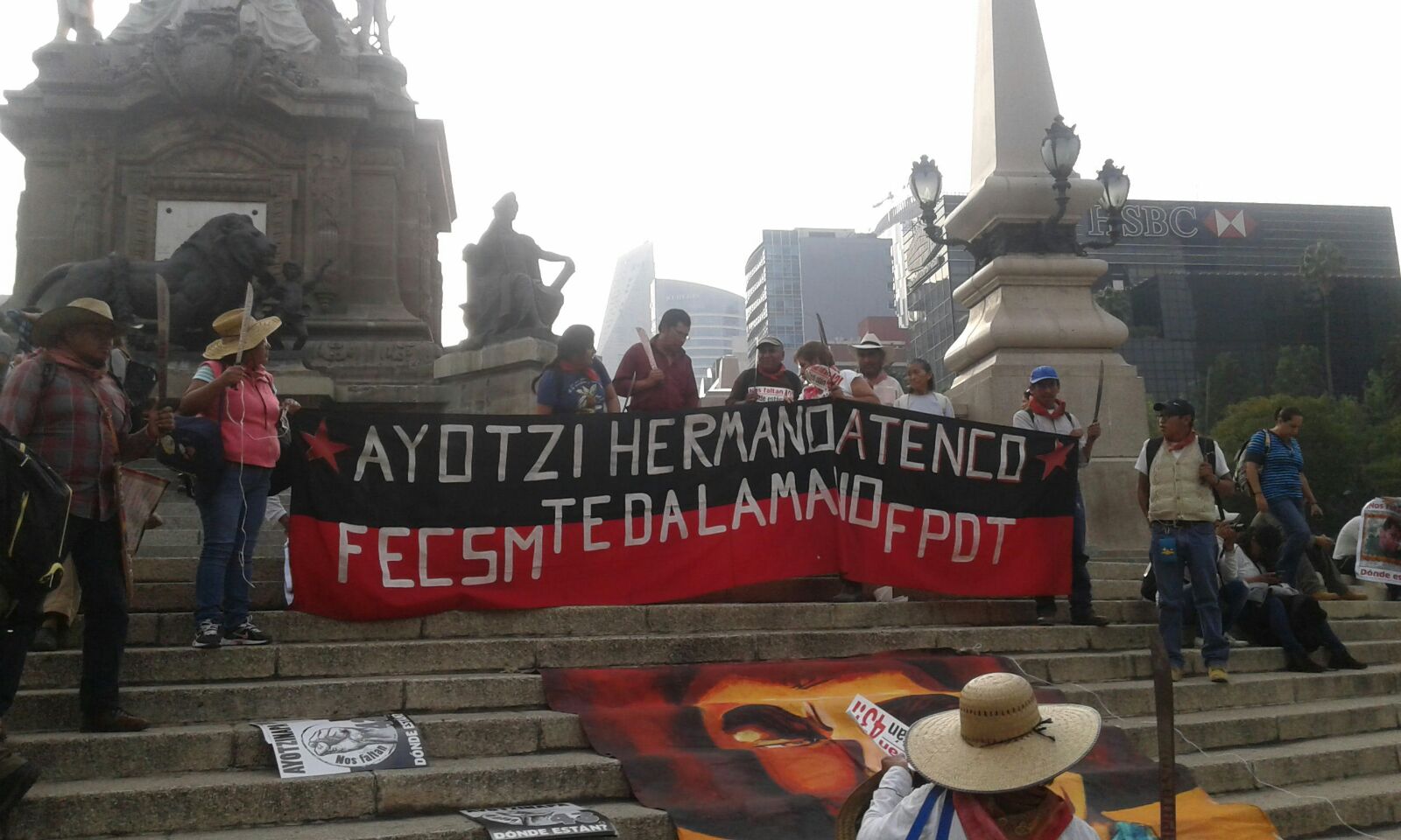 El contingente partió del Ángel de la Independencia con rumbo a Los Pinos.