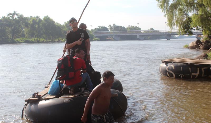 Decenas de migrantes cubanos cruzan el pasado viernes 20 de noviembre de 2015 el río Suchiate, en la frontera de México con Guatemala