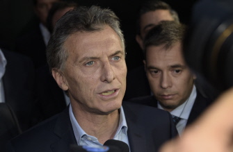 Mauricio Macri, presidente electo de Argentina, con la prensa tras entrevistarse con la presidenta Cristina Fernández, en la residencia de Olivos
