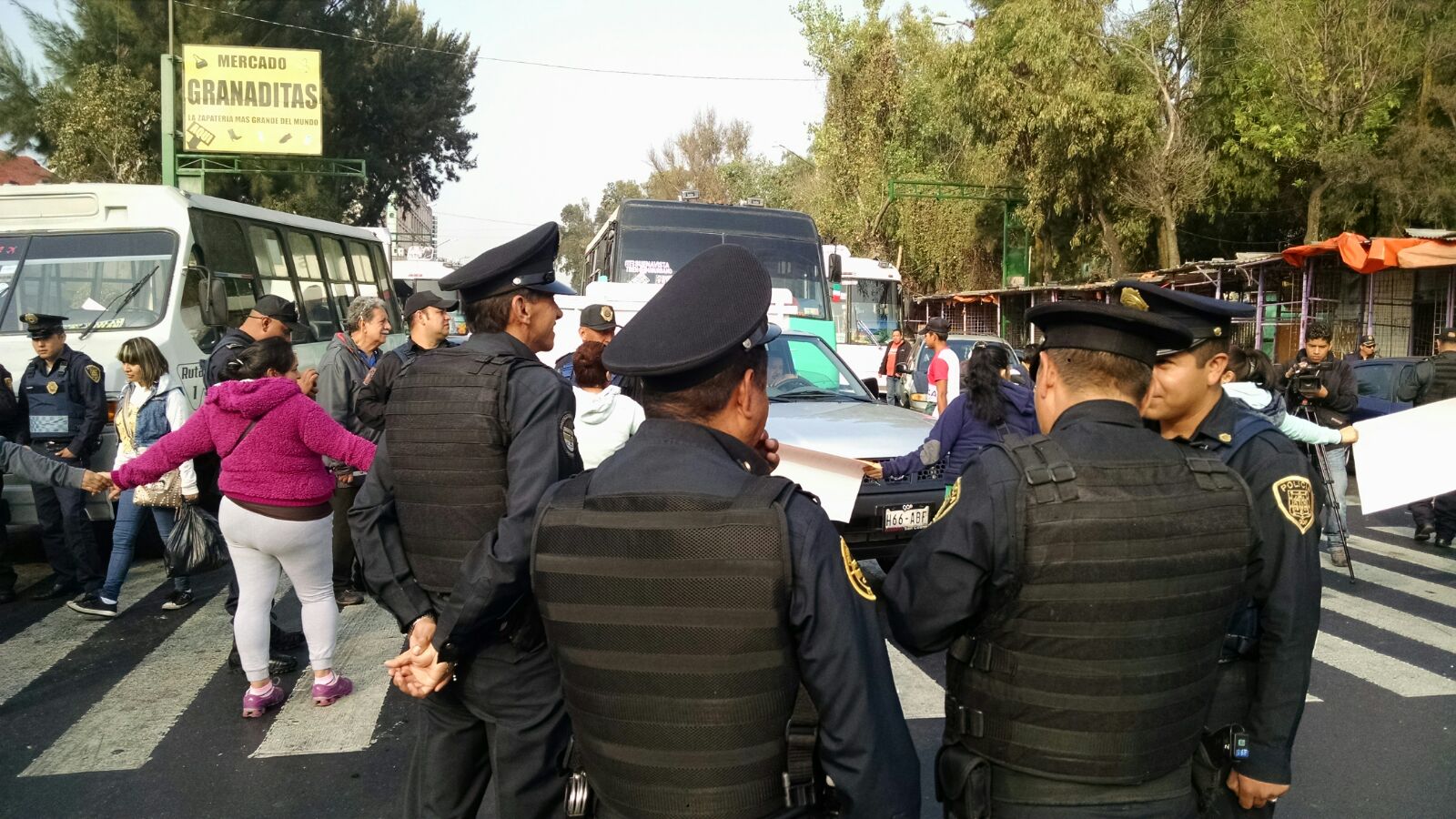 Padres de familia cerraron la circulación en Eje 1 Norte.