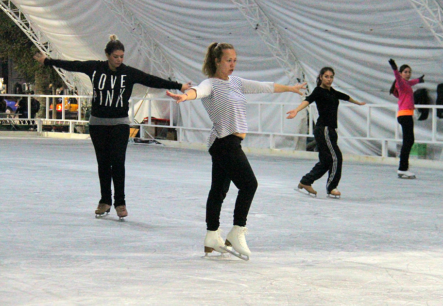 Vasilisa Veselova, patinadora rusa formará parte del espectáculo de Frozen que inaugurará la pista de hielo de Torreón. 