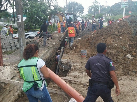 El accidente ocurrió cuando las dos personas realizaban trabajos de drenaje y al desprenderse la tierra quedaron sepultados. 