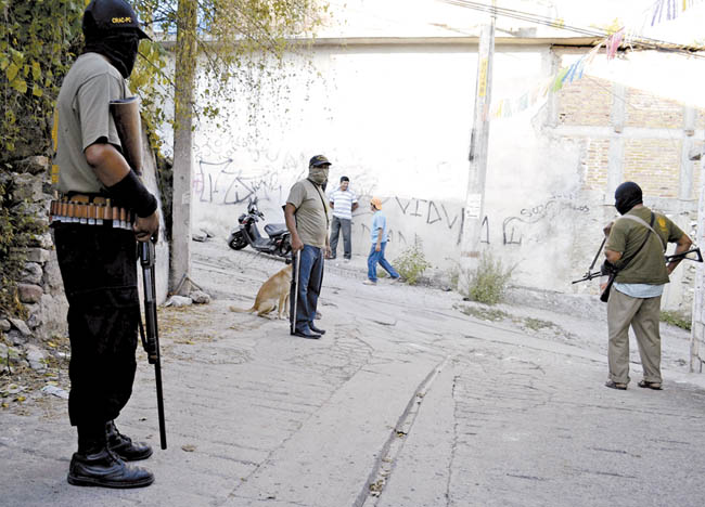 Autodefensas embozados realizaron un operativo luego de la agresión. 