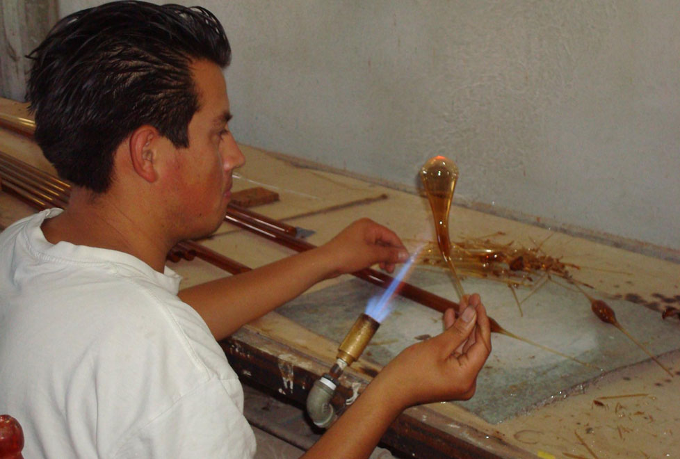 Chignahuapan en Puebla, pioneros en la producción de esferas de vidrio soplado, y pintado a mano.