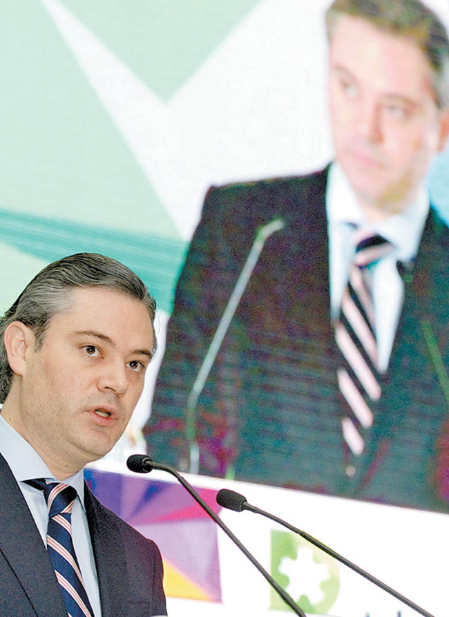 El secretario firmó un convenio de transparencia con el INAI. 