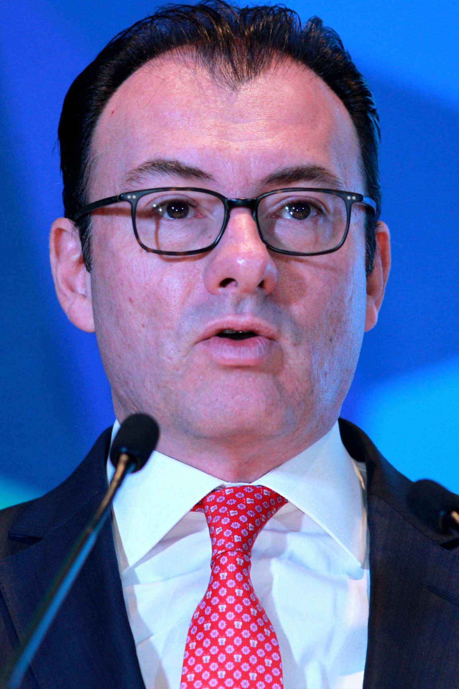 El funcionario indicó que el gobierno federal está aplicando la ley para proteger a la industria automotriz nacional.