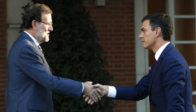 Mariano Rajoy (i) y el líder opositor, el socialista Pedro Sánchez (d), impulsaron el pacto antiyihadista en febrero tras el atentado a "Charlie Hebdo