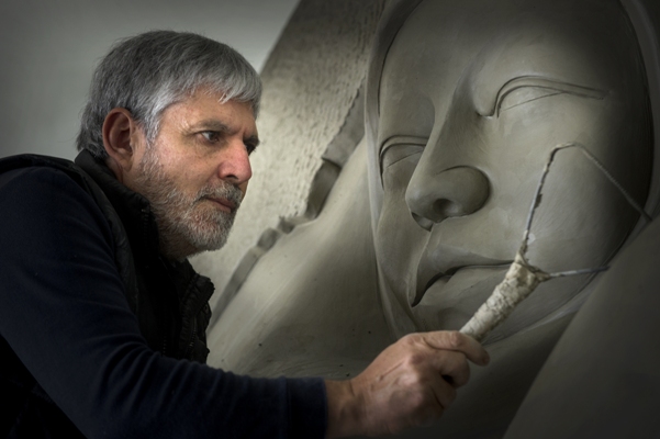 Para realizar sus obras, Jorge Jiménez Deredia tuvo que reducir un mármol de Carrara de 50 mil kilos a una escultura de aproximadamente mil kilos.