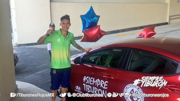 Oscar Vera recibió las llaves de su nuevo auto