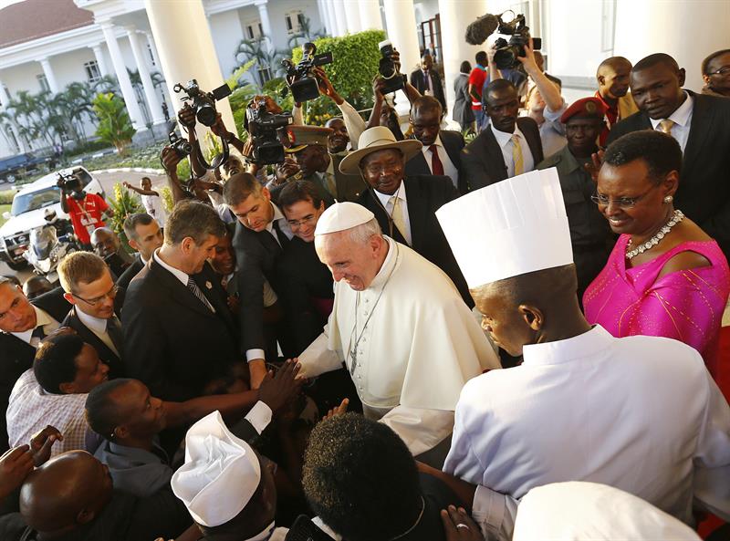 El papa Francisco (c) con el presidente ugandés Yoweri Museveni (c-d) a su llegada al palacio presidencial en Kampala, Uganda 