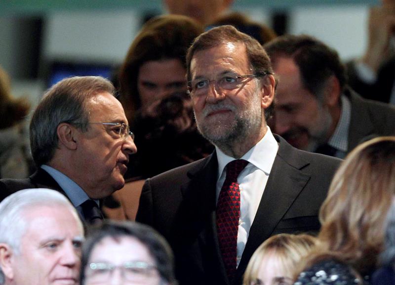 El presidente del gobierno español, Mariano Rajoy, en el palco del Santiago Bernabéu con Florentino Pérez, presidente del Real Madrid