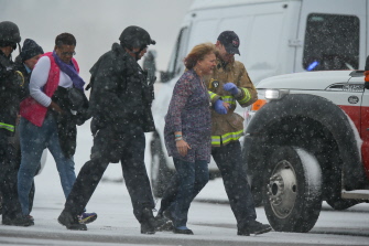 Varios rehenes son trasladados de la clínica por la policía en Colorado Springs