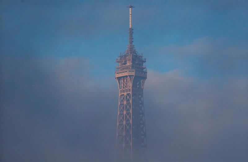 La Torre Eiffel, rodeada de nubes, esta mañana en París, ciudad que albergará esta semana la cumbre sobre el cambio climático