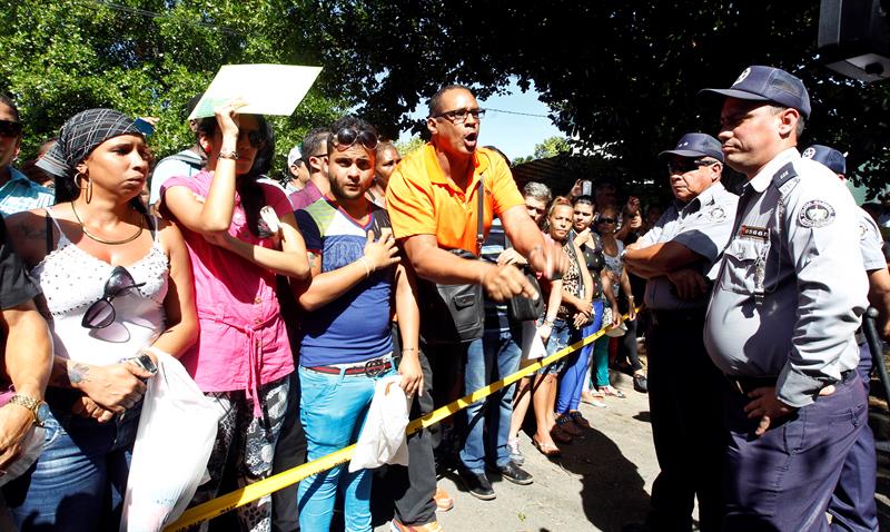 Un grupo de cubanos protesta ante la embajada de Ecuador