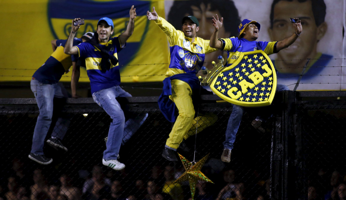 Aficionados de Boca Juniors tras conseguir el título en la Primera División 