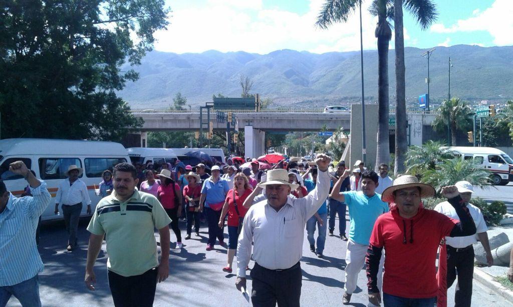 La CETEG cerró la circulación en el puente elevado que conecta al boulevard René Juárez Cisneros con las laterales del boulevard Vicente Guerrero.