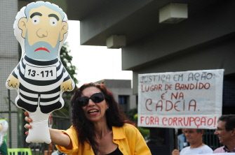 Manifestantes contra el gobierno de Dilma Rousseff celebran el arresto de Delcídio Amaral, ante el cuartel de la policía federal, en Brasilia