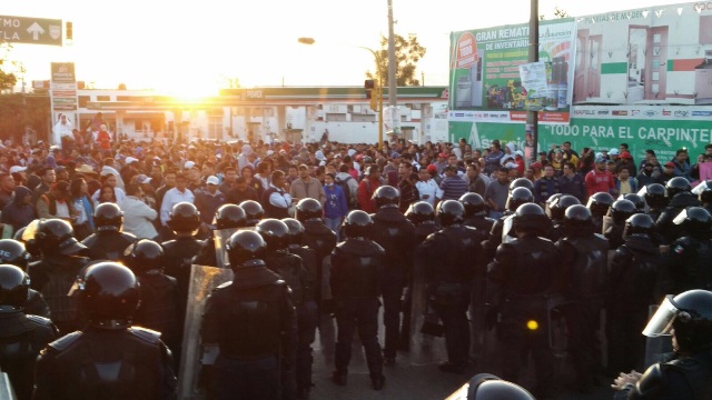 Los policías federales resguardan la entidad para que se realice la evaluación docente.