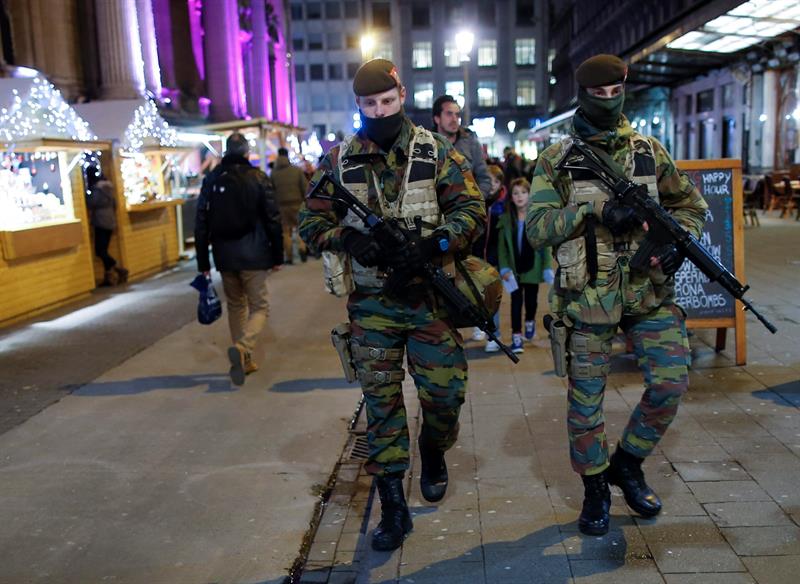 Dos soldados, en el mercado navideño después de que el nivel de alerta por amenaza terrorista bajara del máximo nivel, el 4, al 3, en Bruselas