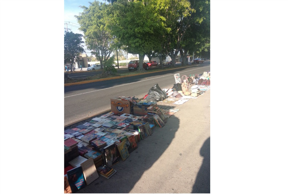 Varios ambulantes se instalaron sobre la banqueta de Mariano Otero.