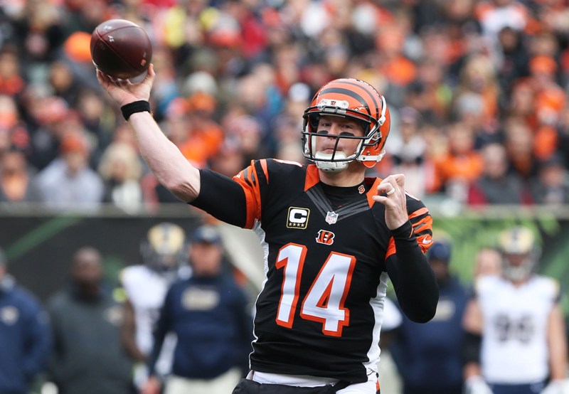 Andy Dalton lanza un pase al receptor Green para un touchdown
