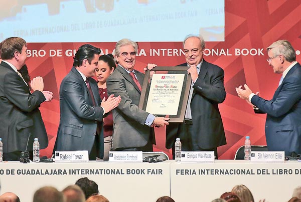 Con la entrega del Premio FIL de Literatura en Lenguas Romances a Enrique Vila-Matas se inauguró la FIL.