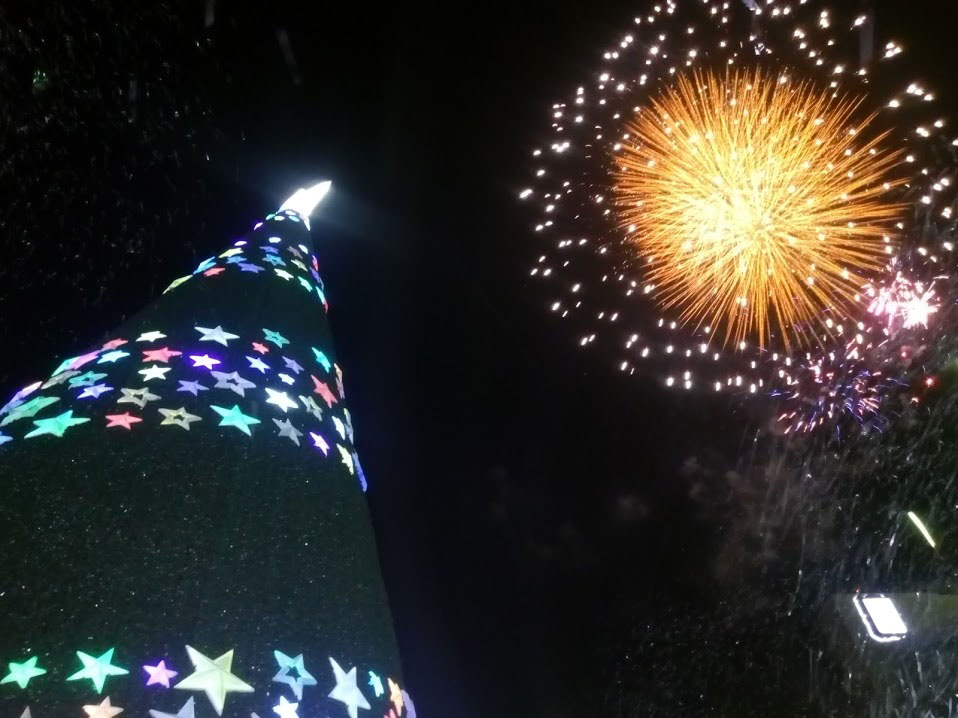 Un pino con estrellas iluminadas de colores y fuegos pirotécnicos, hicieron gritar a todos de emoción.