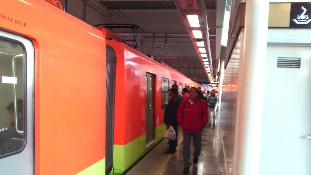 Los andenes de la estación Tláhuac de la L12 lucen despejados; sin bulla y sin gente aventándose por conseguir un asiento. 