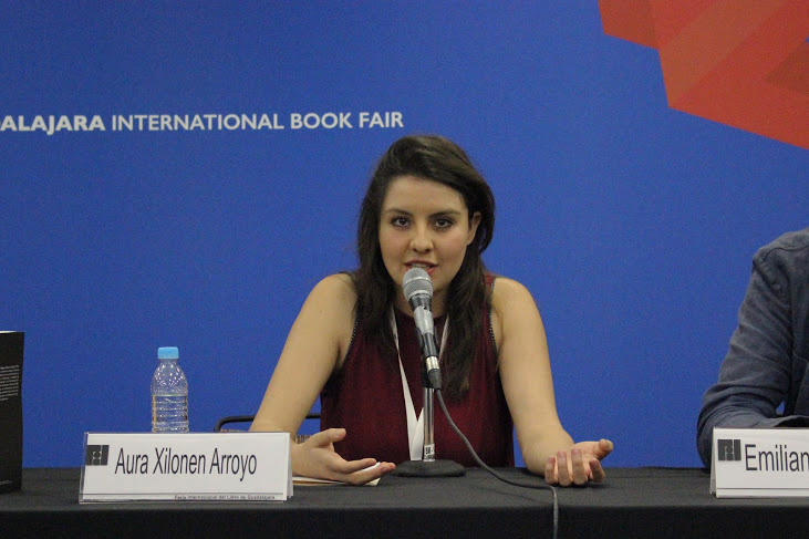Aura Xilonen Arroyo finalizó invitando a los lectores a disfrutar su libro y su comedia implícita.