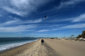 Una barrera de arena creada para proteger las casas de la corriente de El Niño y mareas altas, en Playa Del Rey en Los Angeles, California