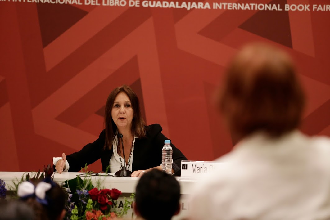 Dueñas fue acompañada por Jorge Zepeda en la Feria del Libro para presentar su tercer libro