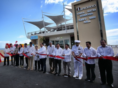 El gobernador Roberto Borge, acompañado por el coordinador de Puertos y Marina Mercante, Guillermo Ruiz de Teresa, inauguró la nueva y moderna termina