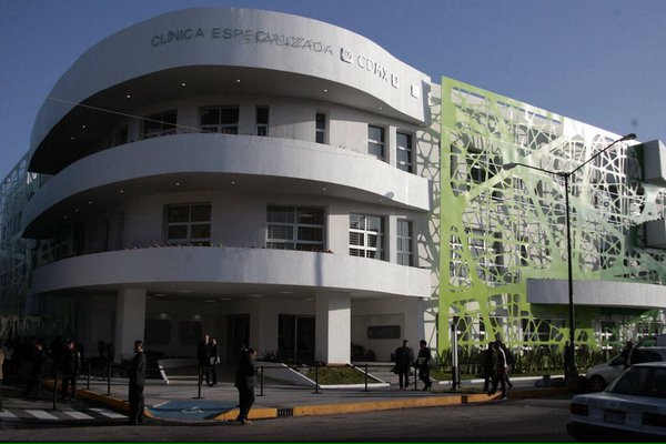 El Gobierno del Distrito Federal puso en operación la Clínica Especializada en VIH "Dr. Jaime Sepúlveda Amor", en Iztapalapa, para la atención integra