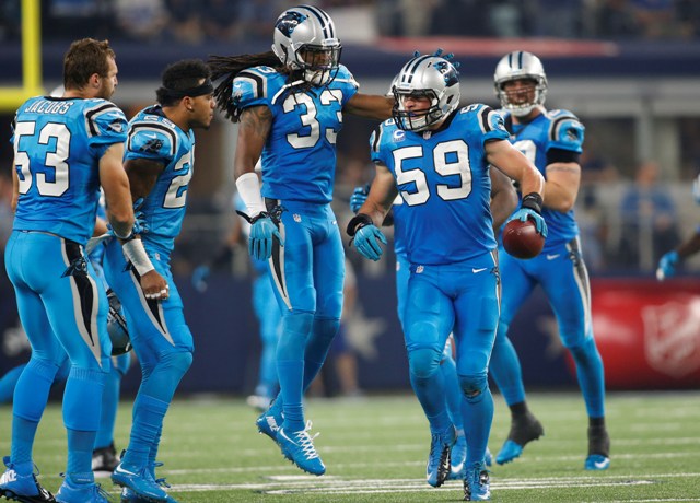 Luke Kuechly (59), festeja con el resto de la defensiva de las Panteras el triunfo sobre Vaqueros