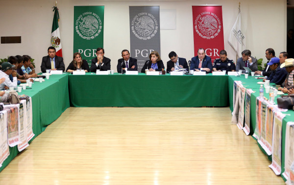 La procuradora Arely Gómez encabezó la reunión con los padres de los 43 normalistas desparecidos en Iguala.