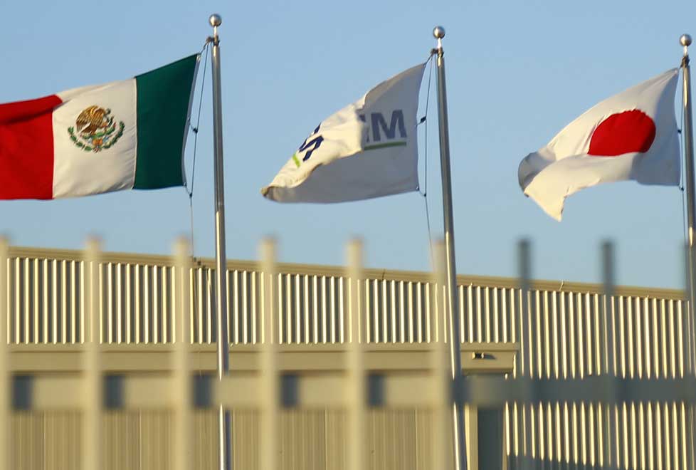En el Puerto Interior de Guanajuato, ondean las banderas de los idiomas que se hablan en el estado.
