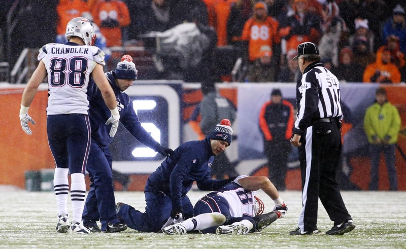 Rob Gronkowski salió lesionado del partido entre Patriotas y Broncos 