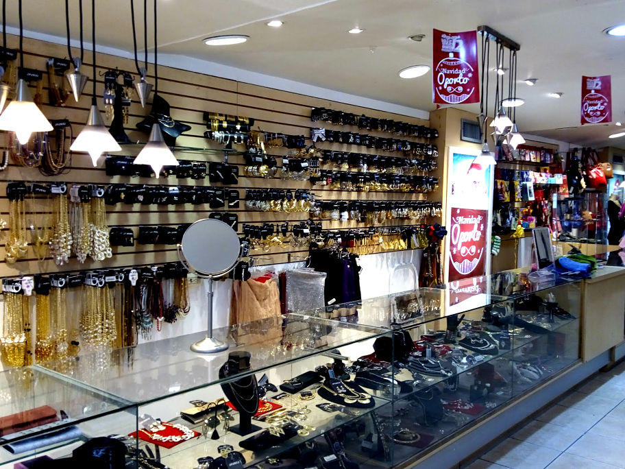 Ropa, accesorios y zapatos para dama el regalo más buscado por los laguneros en esta Navidad.