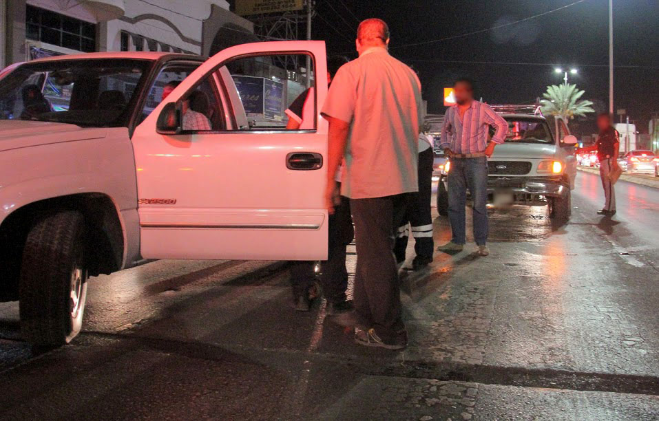 El conductor de la camioneta Chevrolet resultó lesionado.