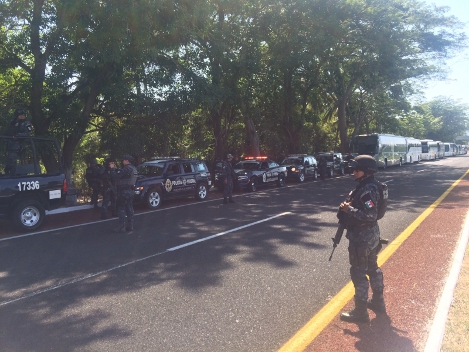 Elementos de la Policía Federal también están llegando por carretera en camionetas, patrullas y camiones de la corporación.