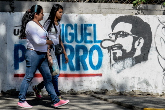 Un grafiti electoral del diputado opositor y candidato en los próximos comicios, Miguel Pizarro, en una pared del suburbio de Petare, en Caracas 
