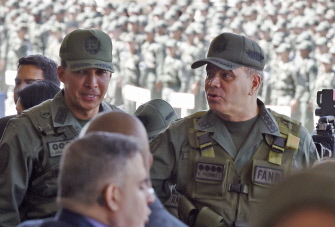 El ministro de Defensa venezolano, Padrino Lopez (d), hoy durante un desfile militar en Caracas