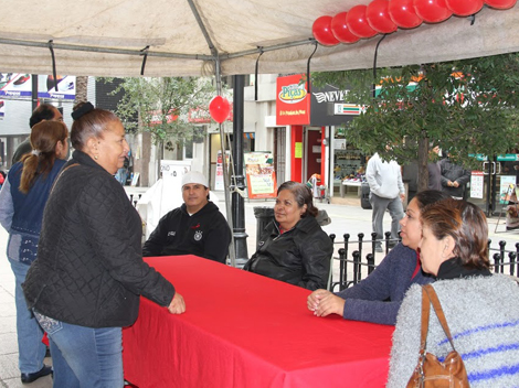 El modulo de la calle Morelos fue montado con el característico color rojo de la lucha contra el VIH.