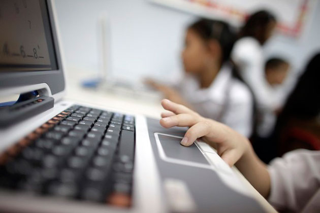 Niños tienen libre acceso a contenidos de adultos en internet.