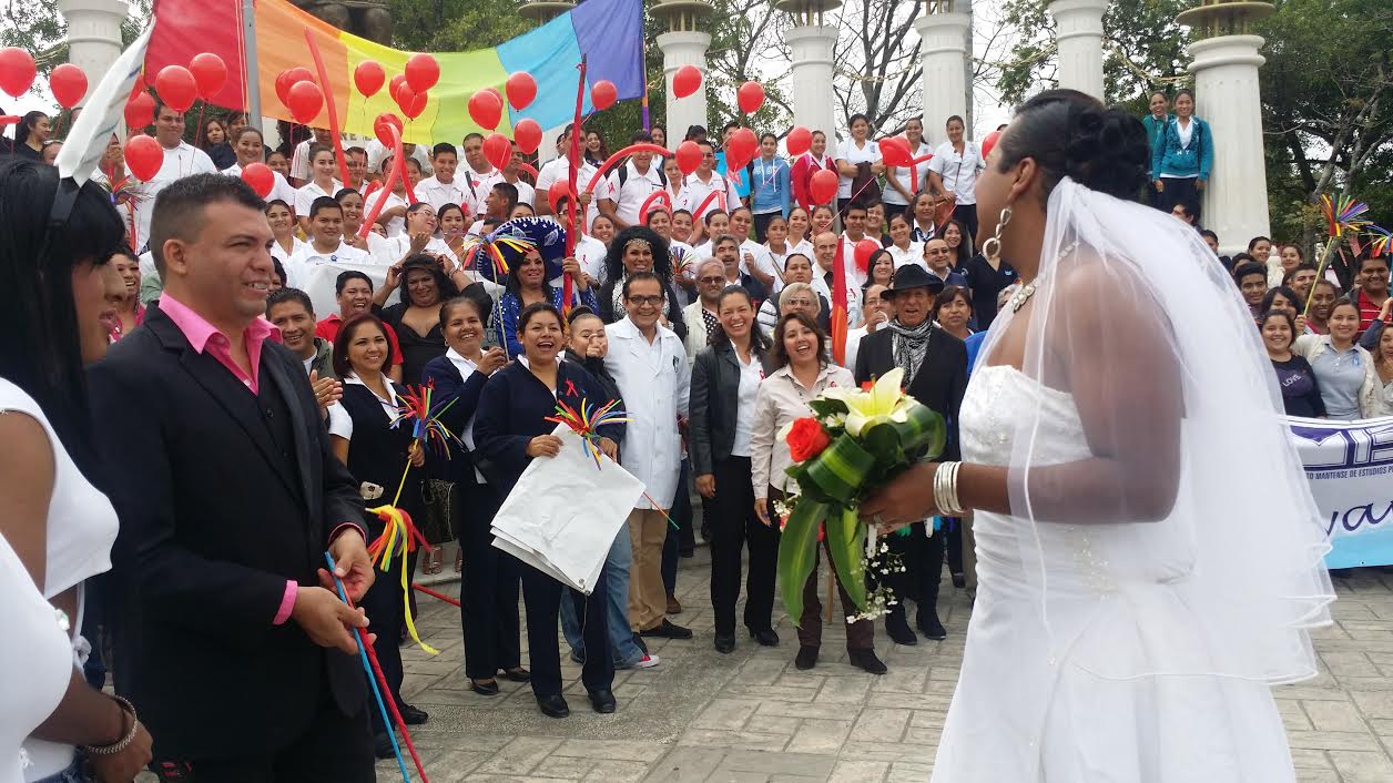 En la plaza principal de El Mante se realizó una boda gay de manera simbólica.