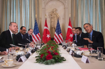 Barack Obama (d) habla con su par turco, Recep Tayyip Erdogan (i), antes de su encuentro en la residencia del Jefe de la Misión de EU en París 