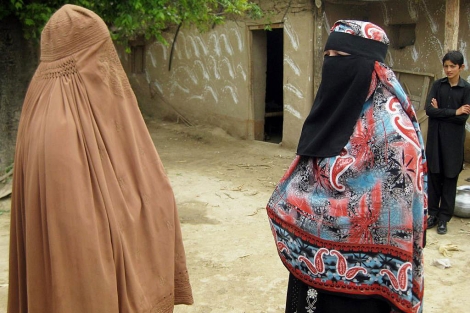 Una candidata en unas pasadas elecciones legislativas en Pakistán, de campaña en las calles de Bajaur
